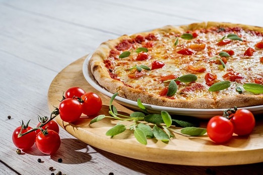 Herrlische Pizza frisch und heiß gebacken