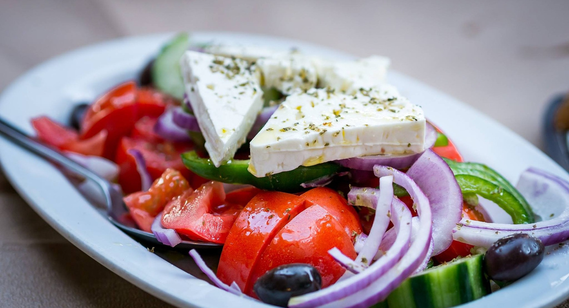 Frischer Salat mit Tomaten, Gurken, roten Zwiebeln und Feta-Käse, serviert im persischen Restaurant Termeh im 19. Bezirk in Wien.